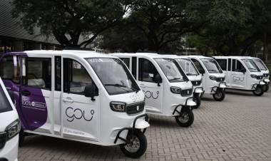 La empresa privada GOU exhibe en la ciudad los vehículos eléctricos carrozados de tres ruedas