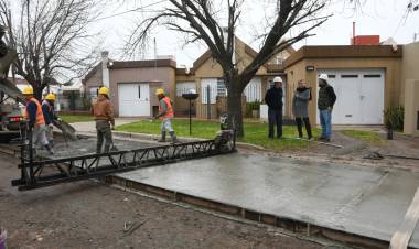 Avanza a buen ritmo la pavimentación del casco histórico de Barrio Parque