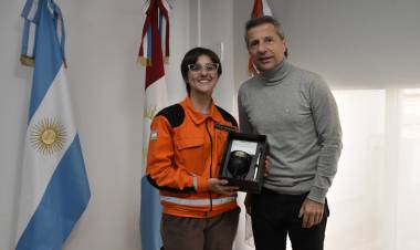 Bernarte distinguió la tarea de Alfonsina Carle, bombera de nuestra ciudad que desarrolló tareas humanitarias en Venezuela