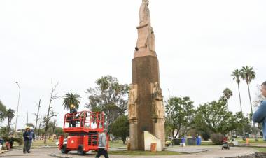 El municipio lleva a cabo la restauración de los monumentos de la Plaza Vélez Sarsfield