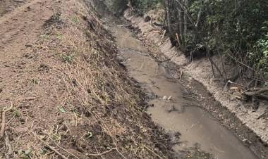 El municipio continúa con la limpieza profunda de canales para optimizar el sistema de desagües pluviales