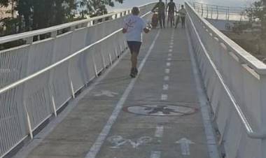 Otra vez una motocicleta circulando sobre la bicisenda: el vehículo fue interceptado por Seguridad Vial