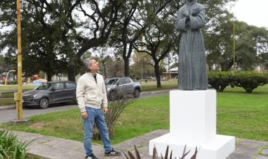 Las esculturas de Plaza Vélez Sarsfield recuperan su color original como parte de su restauración
