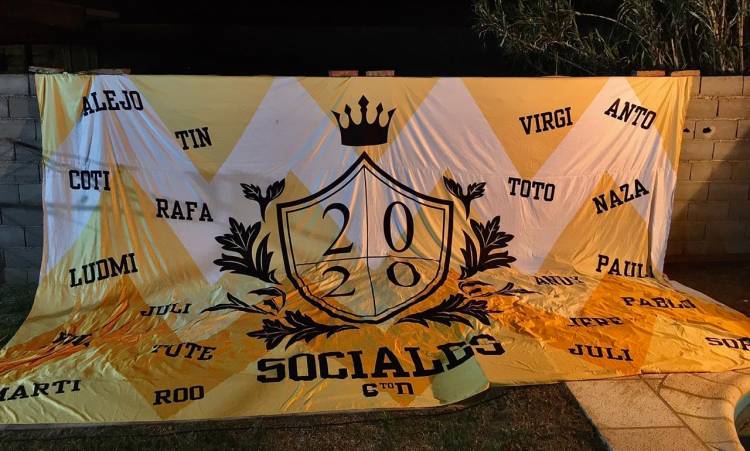 Se eligió bandera, campera y remera de la Promo 2020