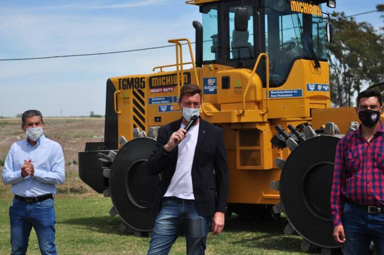 Nueva topadora se suma al parque automotor municipal