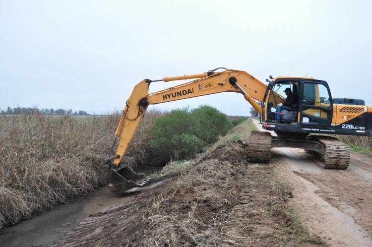 El municipio continúa con la limpieza de los canales de desagües pluviales