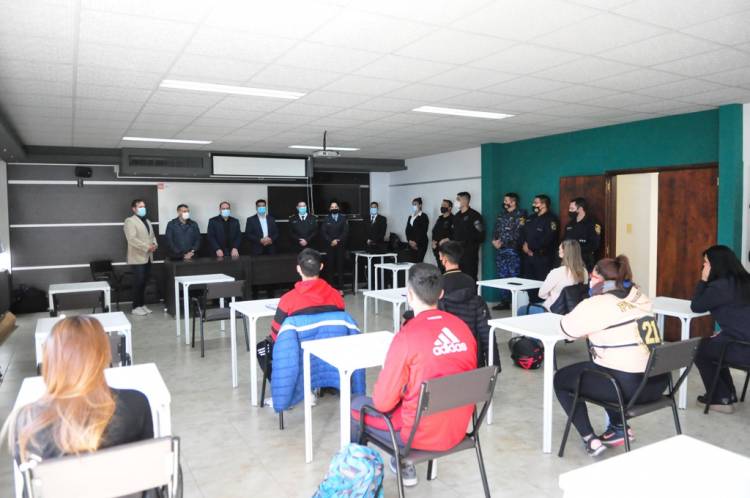 Se brindó charla informativa a interesados en ingresar a la carrera de Suboficiales de Policía