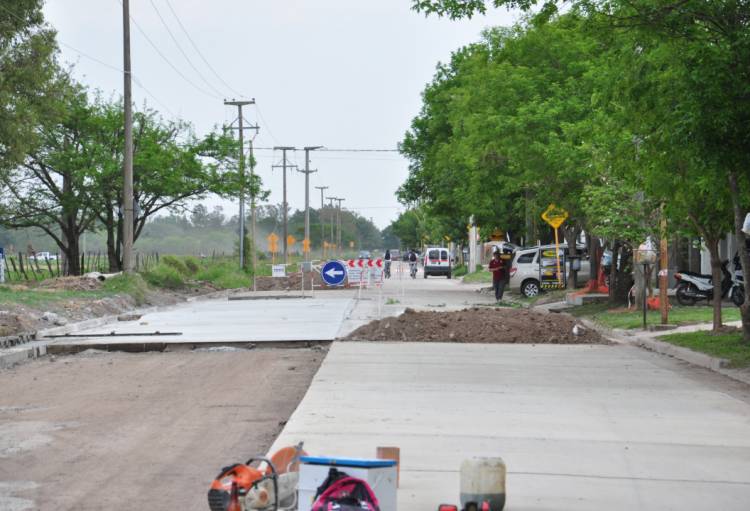 La pavimentación no se detiene y avanza en distintos frentes