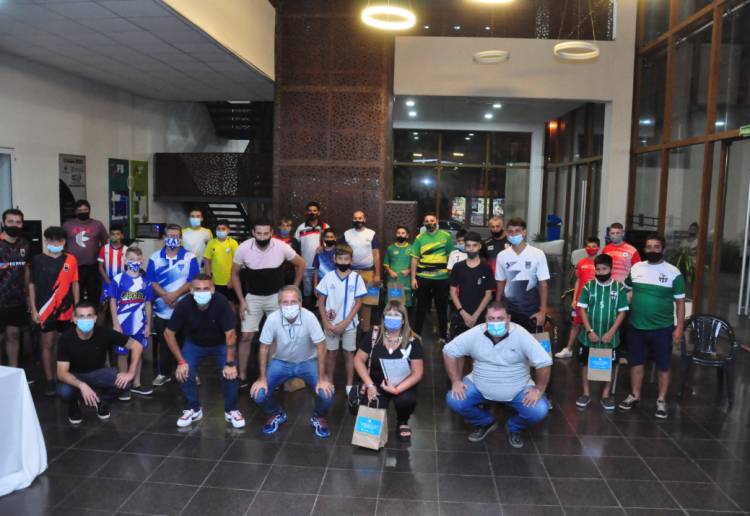 Previo al Nacional de Baby Fútbol el intendente, entregó un recordatorio a los chicos