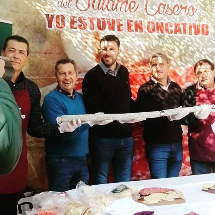 En Oncativo elaboraron un salame récord de 151,70 metros de largo