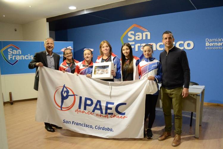 Deportistas de la ciudad recibieron la bandera de San Francisco