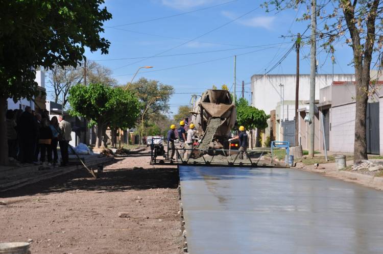 Comenzó la pavimentación para completar barrio Cottolengo