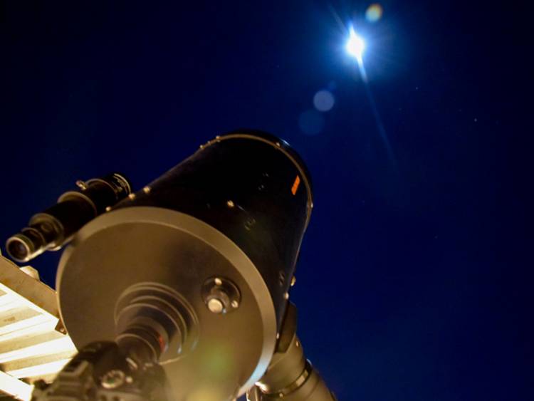 En octubre, la Luna, Saturno y Júpiter se verán desde el Observatorio Astronómico de la UTN