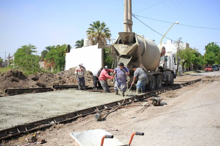 Avanza la pavimentación del cruce de vías de calle San Luis