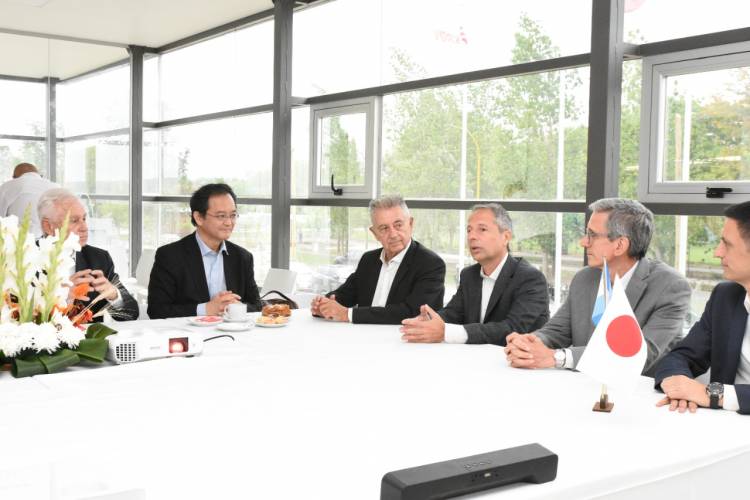 El embajador de Japón visitó una de las plantas de Akron y Kubota en el Parque Industrial 