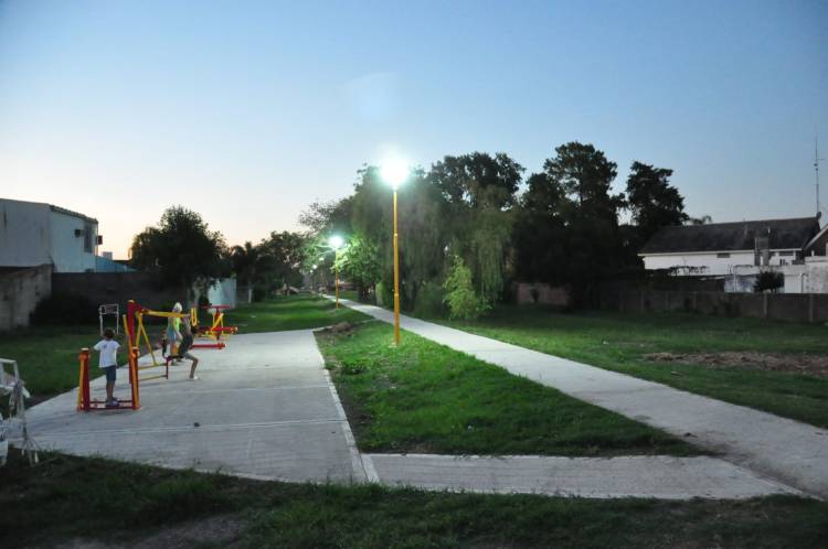 Con dos nuevas estaciones saludables se continúa mejorando el Paseo del Ferrocarril Mitre