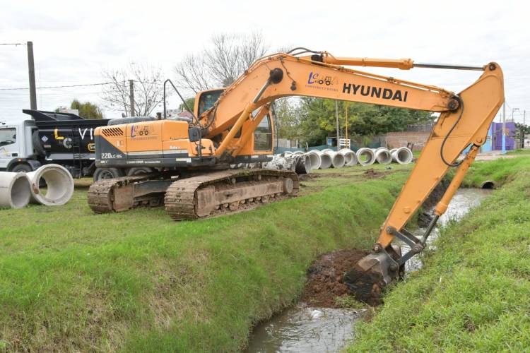 Comenzó la obra de cordón cuneta en barrio Parque
