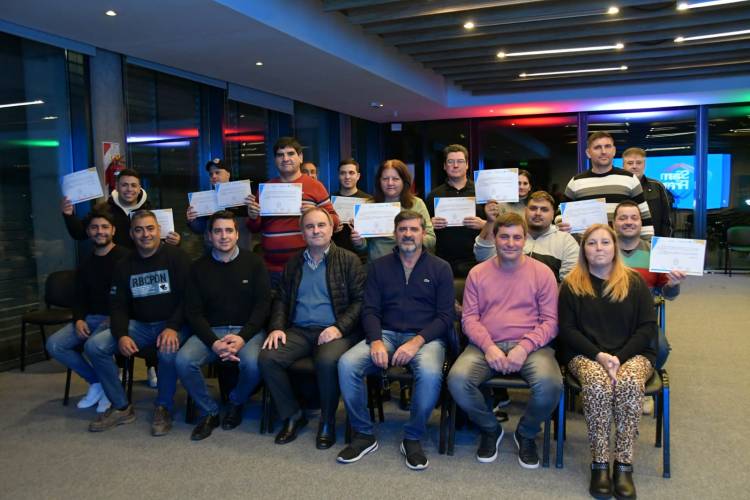 Entregaron certificados del curso de soldadura