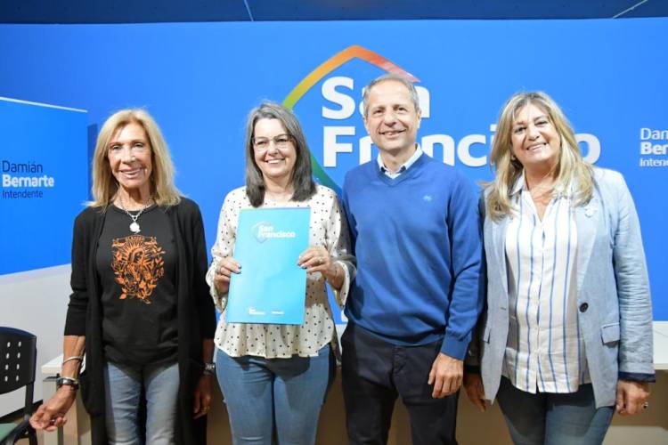 Bernarte distinguió a la “librera del año” Gabriela Pintos