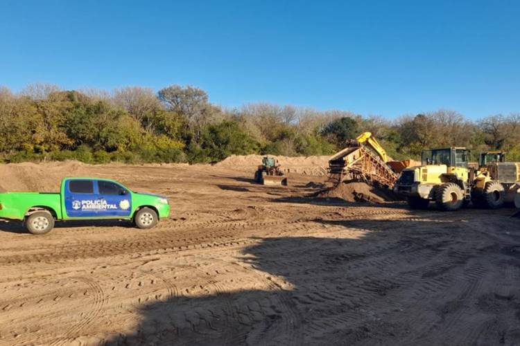 Policía Ambiental frenó extracciones en canteras húmedas de Jesús María y Río Primero