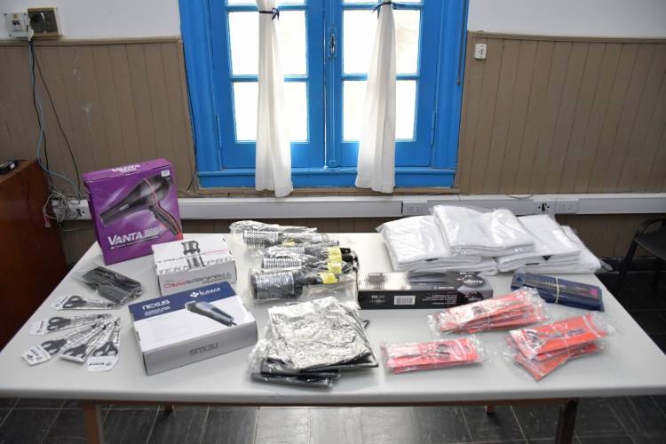 Acompañamos con la entrega de nuevas herramientas para el desarrollo del curso de peluquería de CEDER