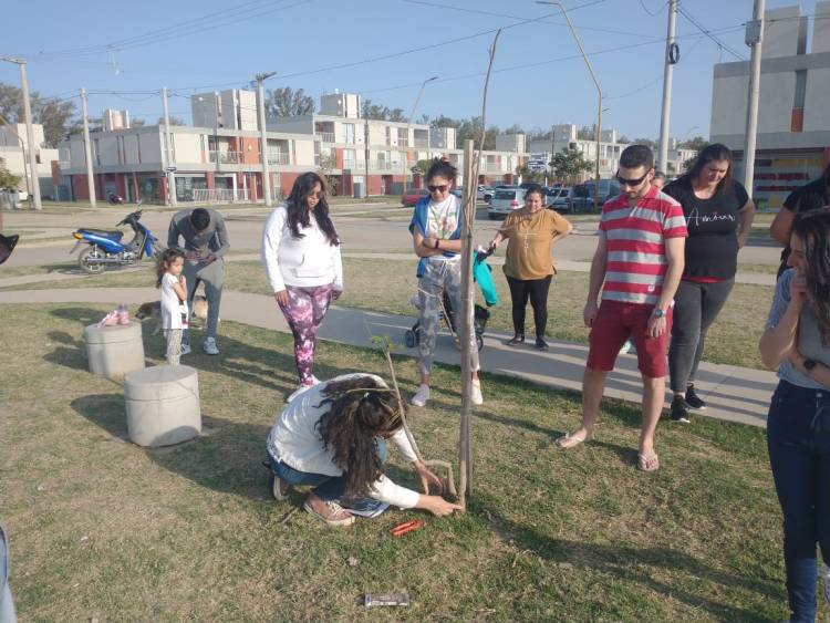 Personal municipal brindó una charla sobre el cuidado de forestación en el Loteo Procrear