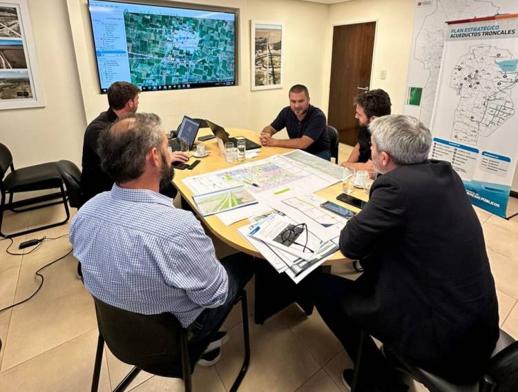 Equipos técnicos de la ciudad y la provincia intervienen los canales de desagües del Colector Sur