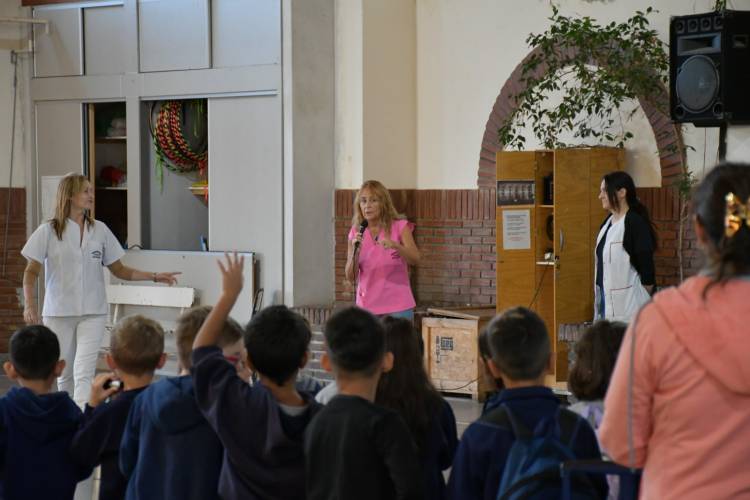 El equipo Recreo Salud recorre instituciones educativas trabajando en la prevención del dengue