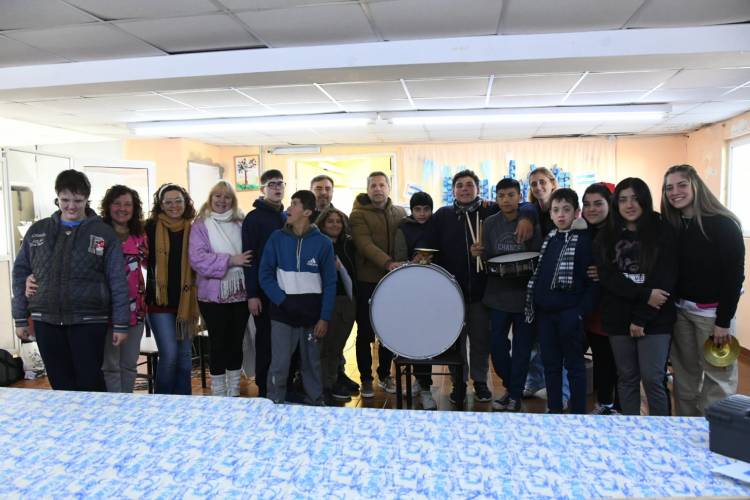 Bernarte y la Fundación Banco de Córdoba entregaron instrumentos a la Escuela ‘Don Orione’