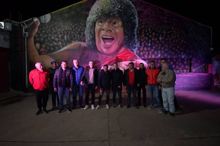 Quedó inaugurado el mural en homenaje a la Mona Jiménez en la ciudad