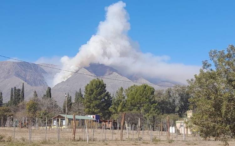 Bomberos combatieron un foco de incendio en el Cerro Champaquí