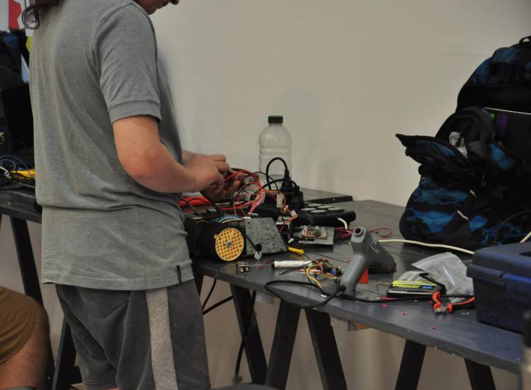 70 jóvenes de nivel secundario de la ciudad se capacitaron para participar del Campeonato Nacional de Robótica