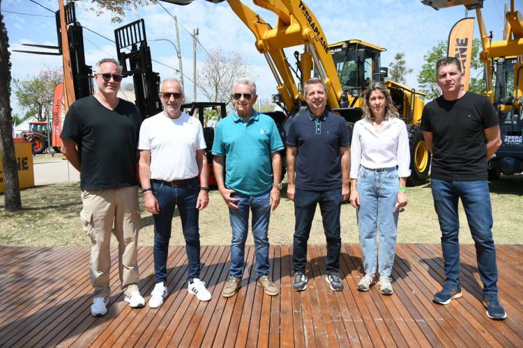 La Provincia y la Municipalidad destacaron la presentación de Terraplane, la nuevalínea de equipamientos de Akron