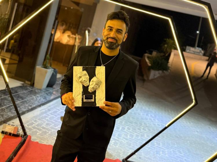 El director teatral sanfrancisqueño, Adrián Vocos, recibió dos galardones de "Los grandes del teatro" 