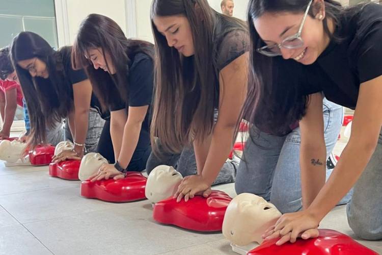 Instituciones educativas se capacitan en RCP y maniobra de Heimlich