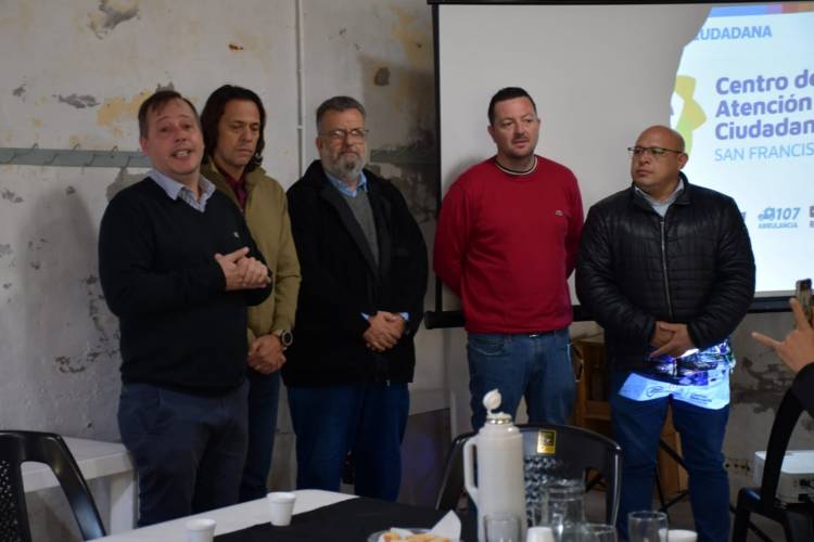 Municipio capacita a adultos mayores sobre programas digitales municipales