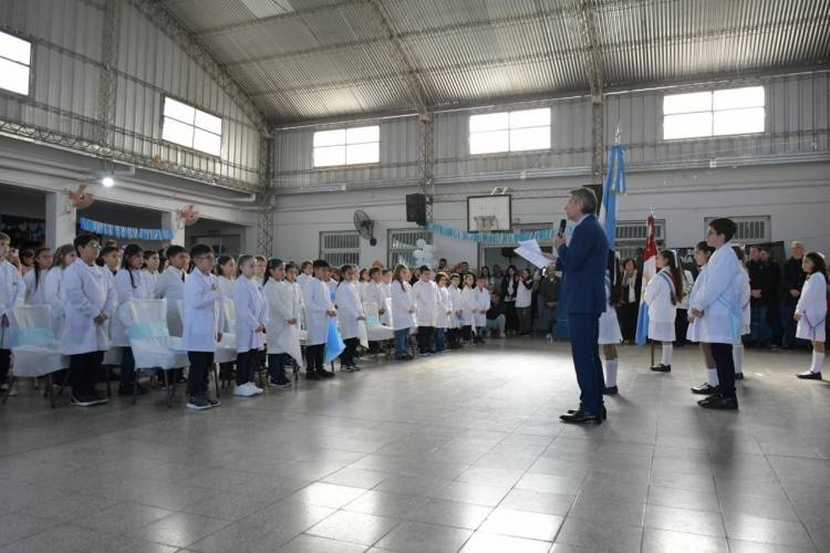 Bernarte participó del acto del Día de la Bandera en la Escuela Primera Junta y anunció obras para el establecimiento