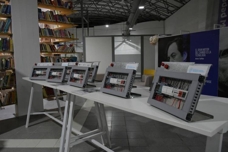 Municipio y UPC entregaron 10 kits destinados a las prácticas del Trayecto de Robótica Industrial