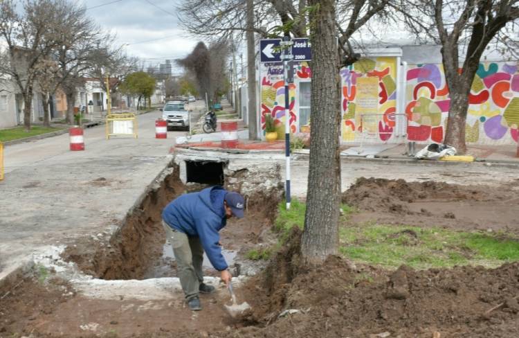 Avanza la reparación del canal pluvial en la intersección de calle Colón y José Hernández