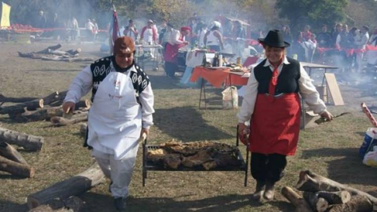 Los Cedros tienta a los turistas con su Campeonato Nacional de Mujeres Asadoras