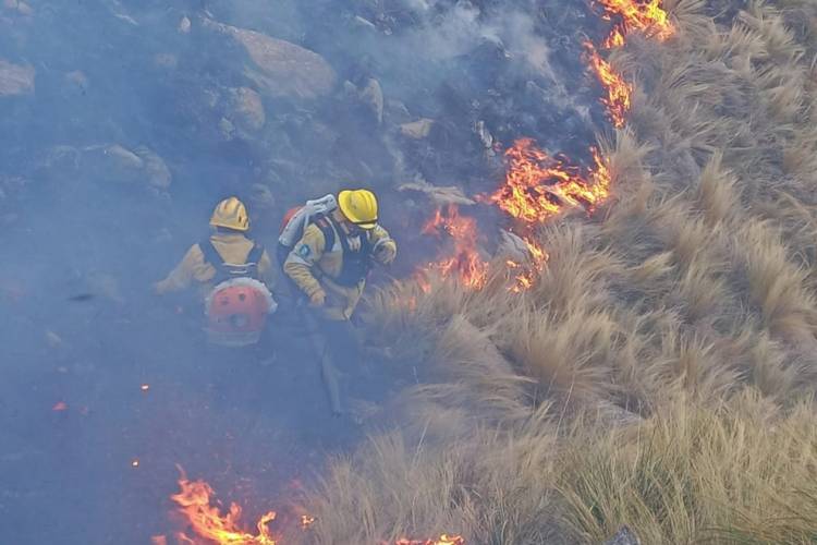 Bomberos continúan trabajando para apagar el incendio en el Parque Nacional Quebrada del Condorito