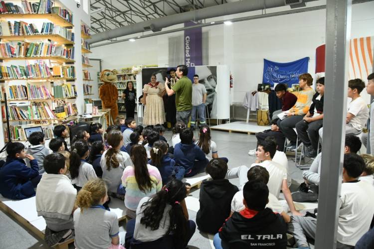 San Francisco celebró “La Noche de las Bibliotecas” con arte, música y lectura