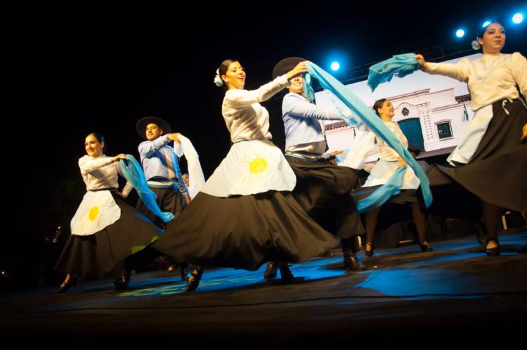 “Navidad nuestra: Fe, danza y folklore argentino se unen en una emotiva puesta n escena en la Feria de Mujeres Emprendedoras”
