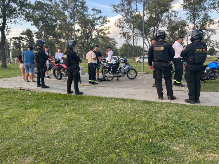 Operativo de Seguridad Vial en Av. Cervantes: retuvieron cinco motovehículos