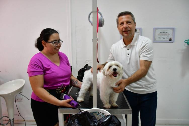 Bernarte visitó un emprendimiento en la ciudad: “Patitas Mojadas”, una peluquería canina con sello local