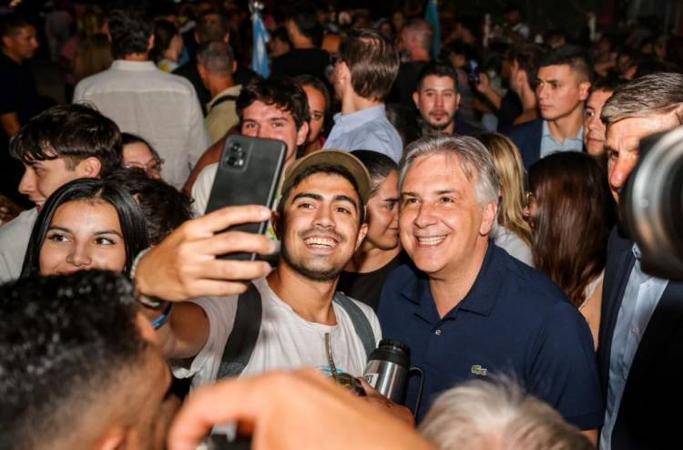 Llaryora en el festival de Cosquín: “Venimos a ratificar el apoyo a la cultura y a los festivales”