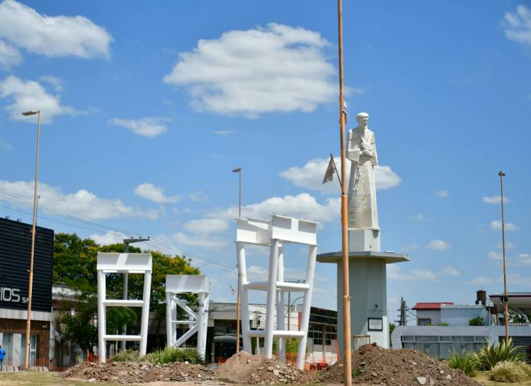 Avanza la colocación de la estructura que sostendrá la bicisenda en altura en la rotonda de acceso oeste