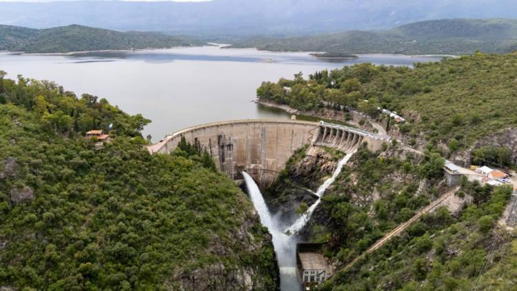 Como prueba abrieron una de las compuertas del dique La Viña