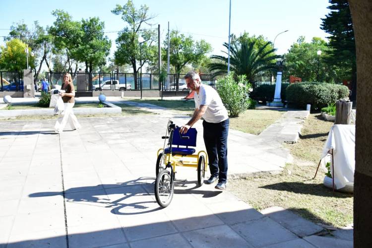 El municipio entregó una bicicleta adaptada al Hogar de ancianos Enrique J. Carrá