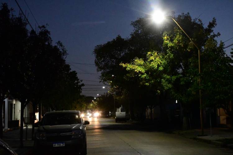 Luces LED: el municipio avanza en la última etapa de equipamiento en el sector este